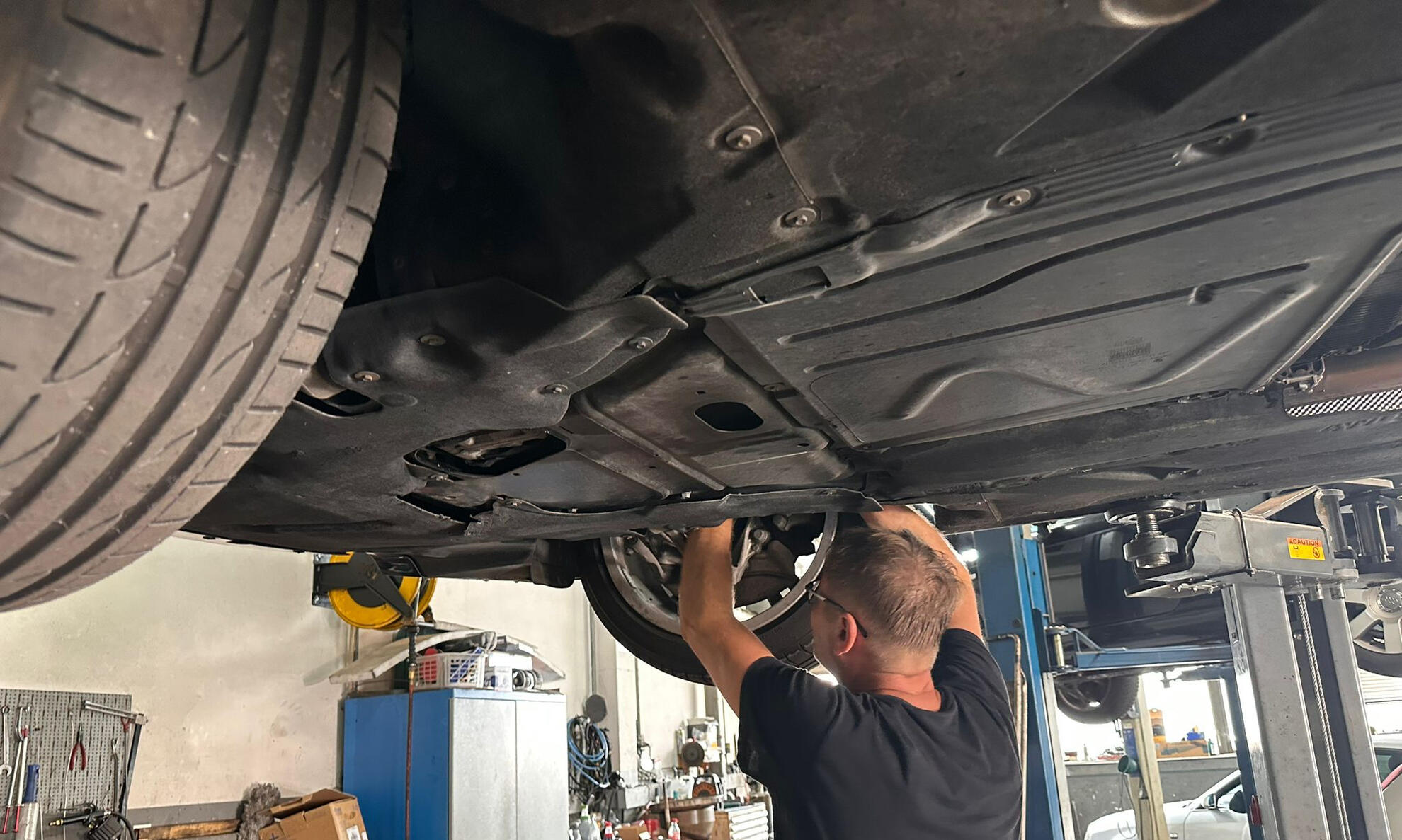 Mann repariert Auto.